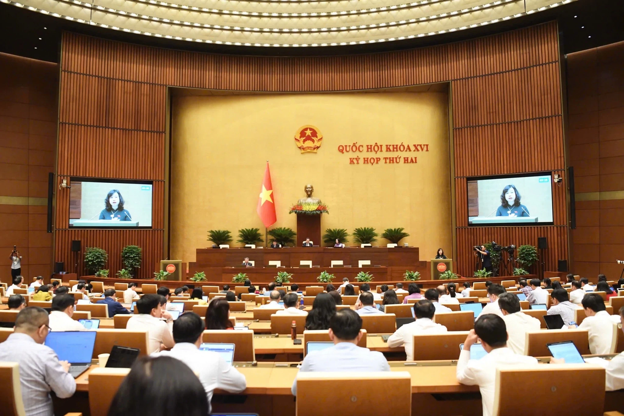 Bộ trưởng Bộ Y tế Đào Hồng Lan báo cáo trước Quốc hội về Dự thảo Luật An toàn thực phẩm (sửa đổi) ngày 24/10/2026. Ảnh: Quochoi.vn