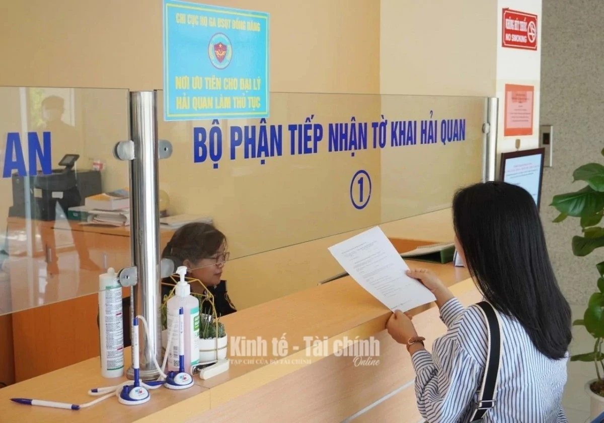 Hoạt động thu, nộp thuế điện tử đối với hàng hóa xuất nhập khẩu. Ảnh: H.Nụ