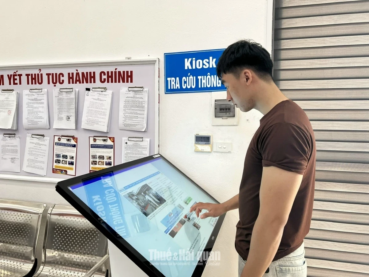 Doanh nghiệp, người khai hải quan tra cứu thông tin thủ tục hành chính tại kiosk ở cửa khẩu quốc tế đường bộ số II Kim Thành. Ảnh: H.Nụ.