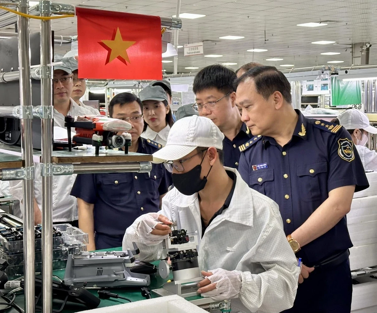 Chi cục trưởng Trần Mạnh Cường và đoàn công tác của Chi cục Hải quan khu vực III trực tiếp đến làm việc tại doanh nghiệp để nắm bắt các khó khăn, vướng mắc và kịp thời có giải pháp tháo gỡ. Ảnh: Hải q